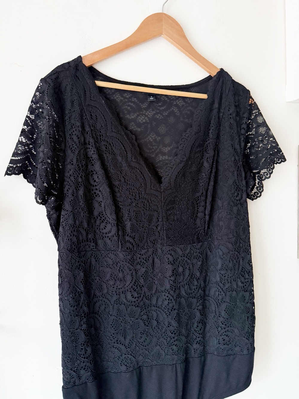 Torrid Black V-Neck Lace Bodysuit Short Sleeves
Scalloped Trim Size 1X 14/16 - Picture 11 of 16